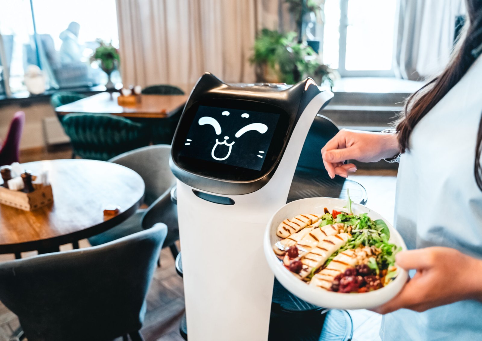 Enhancing dining experiences with food and beverage robotics integration, serving food with precision and efficiency
